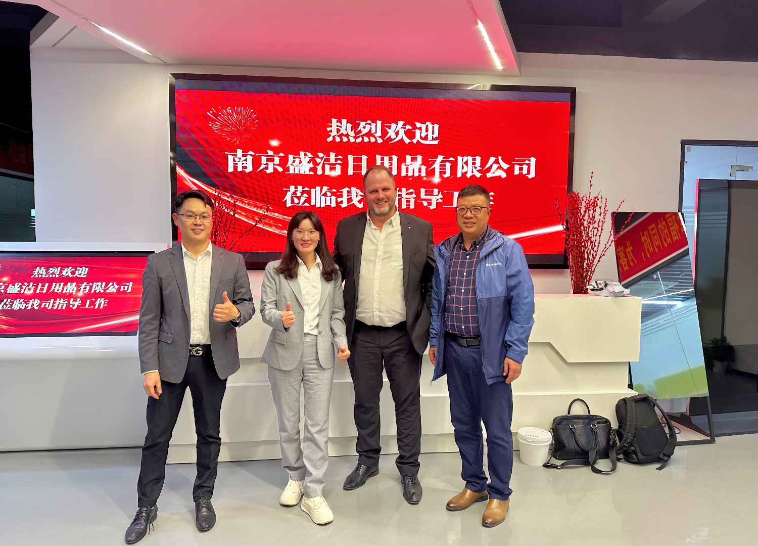 國際合作伙伴深度考察，共謀發(fā)展 —— 外國客戶訪問久信達科技生產(chǎn)車間(圖1)